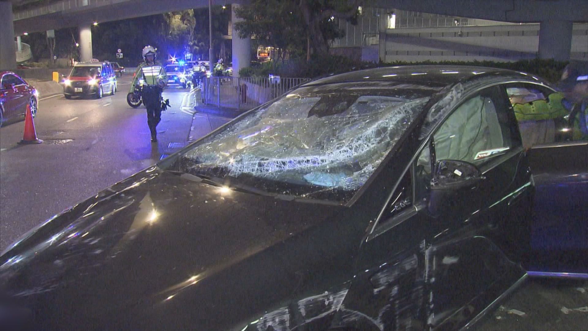 灣仔私家車失事撞壆翻側　司機涉醉駕被捕