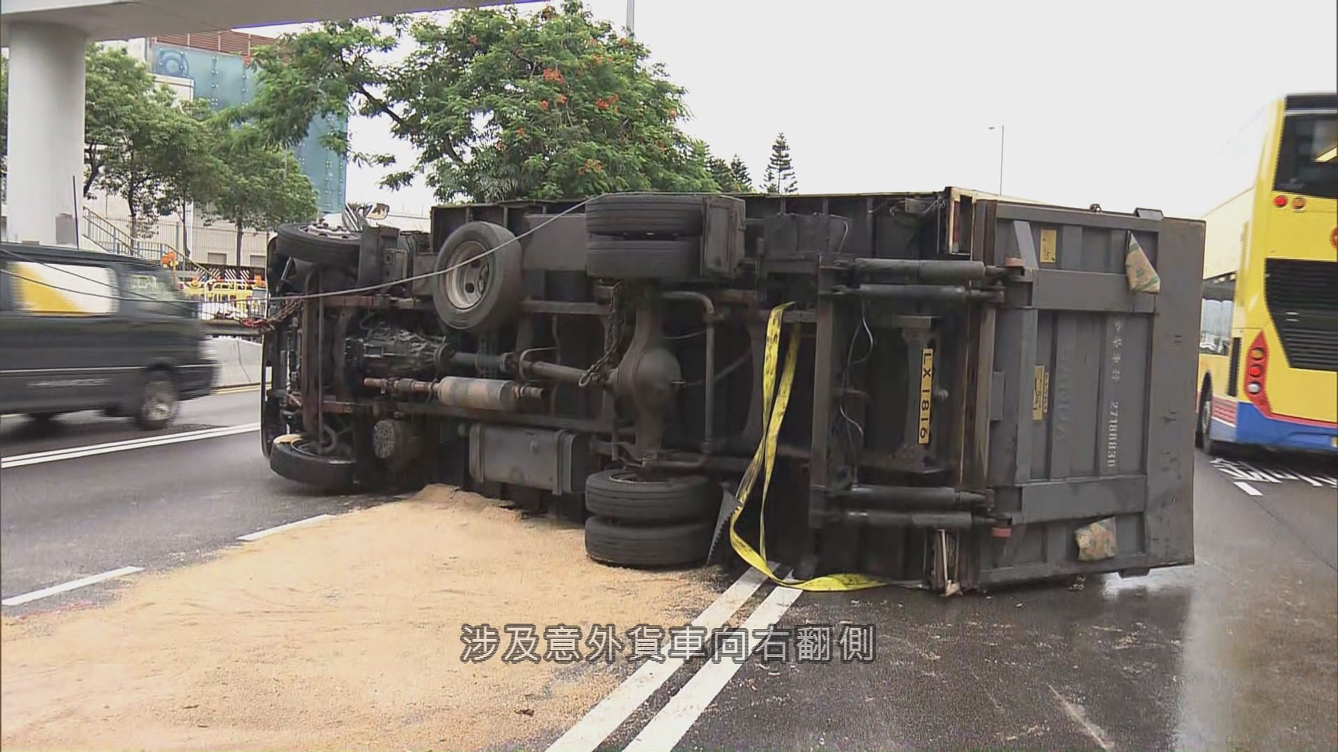 灣仔告士打道貨車翻側司機受傷