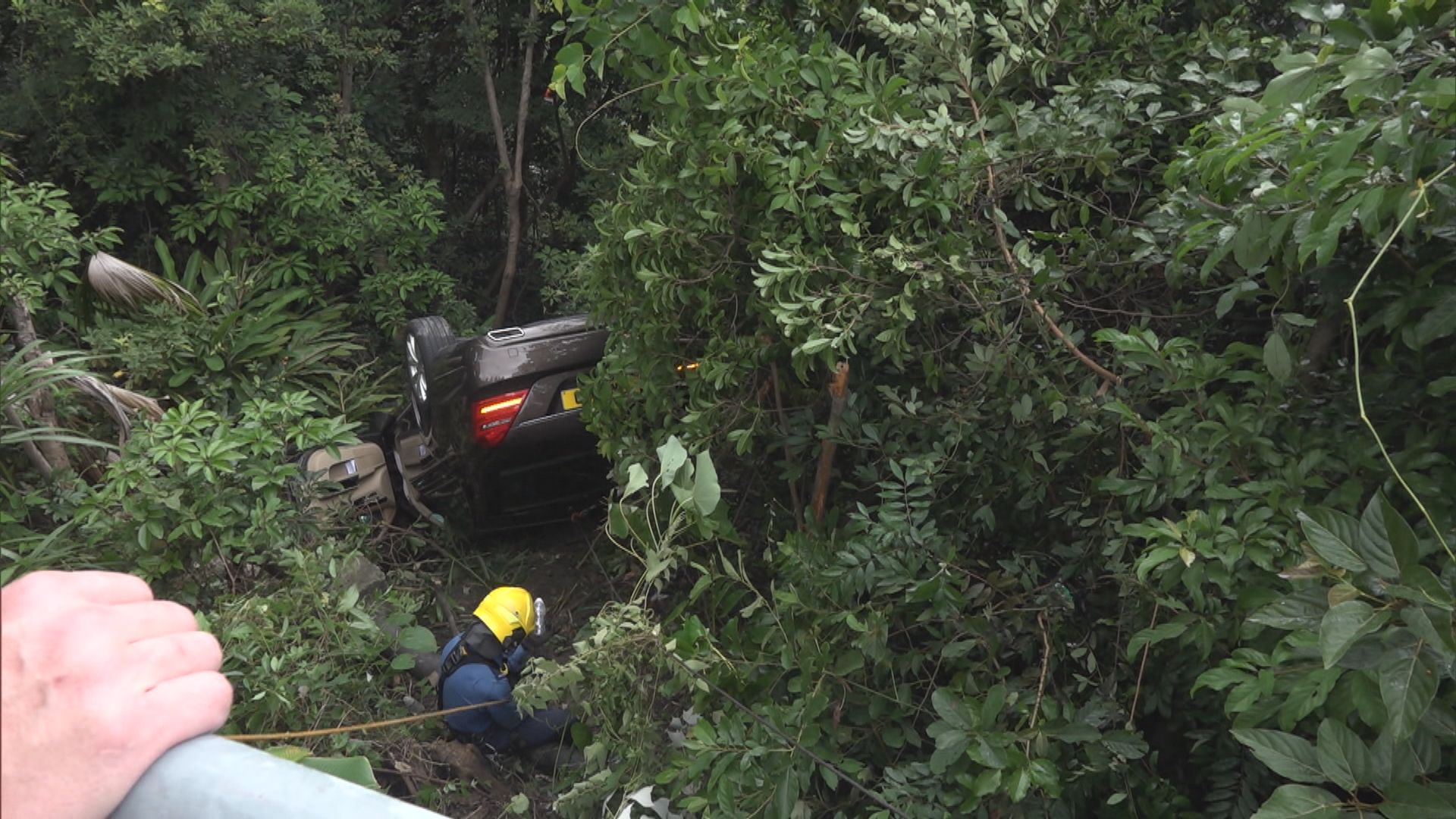 港島半山私家車衝落山坡三人送院