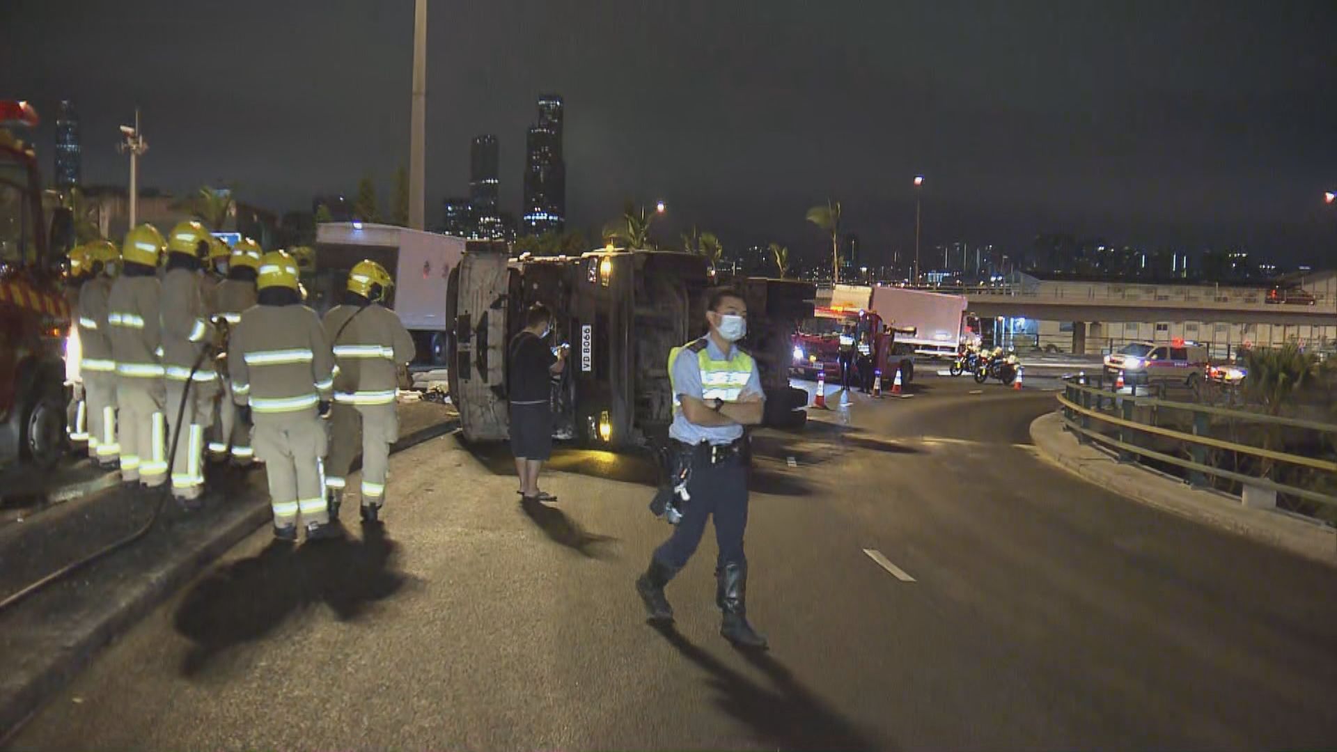 灣仔有垃圾車轉急彎翻側　司機輕傷