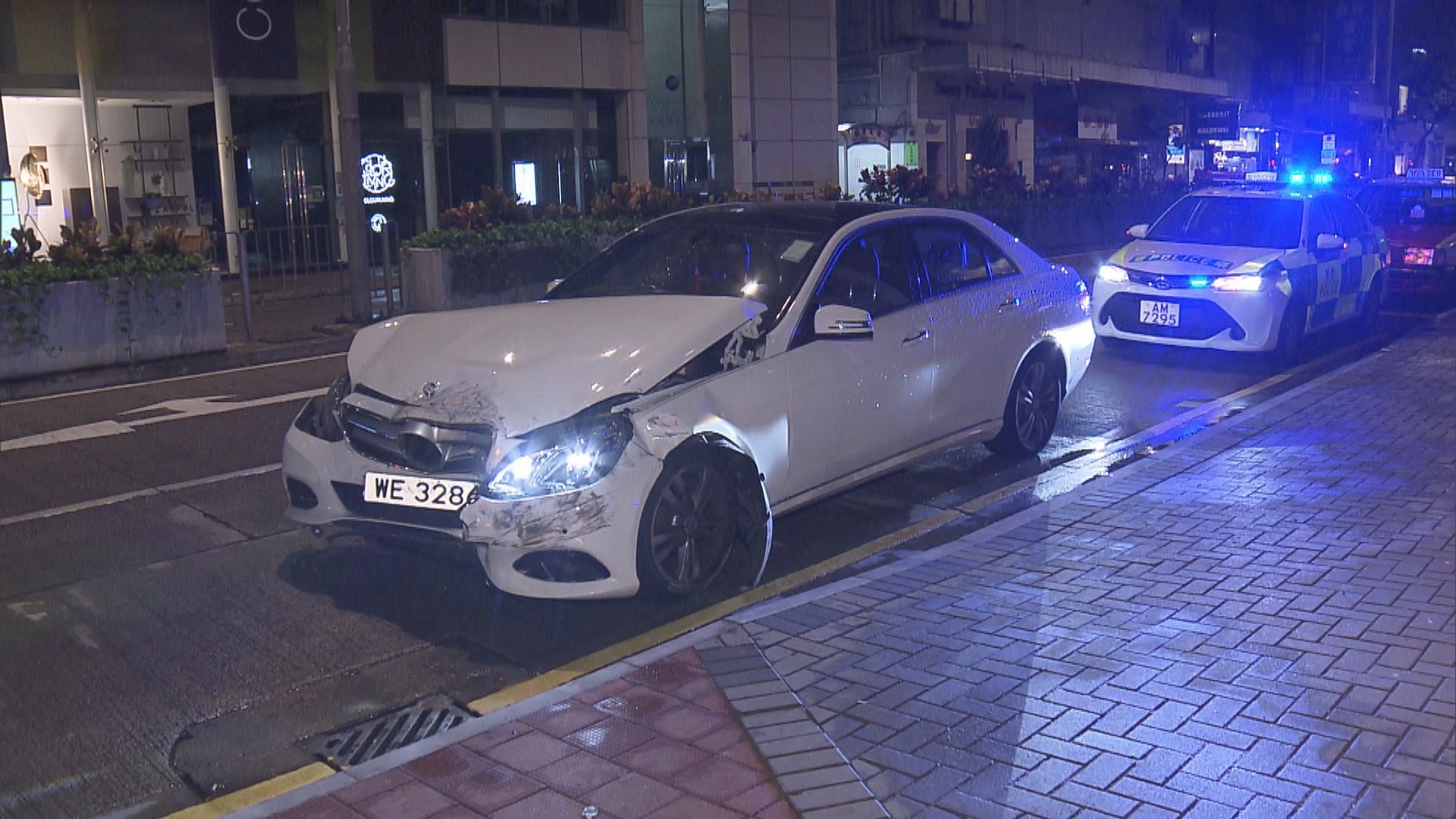 灣仔兩車相撞揭私家車司機酒駕被捕