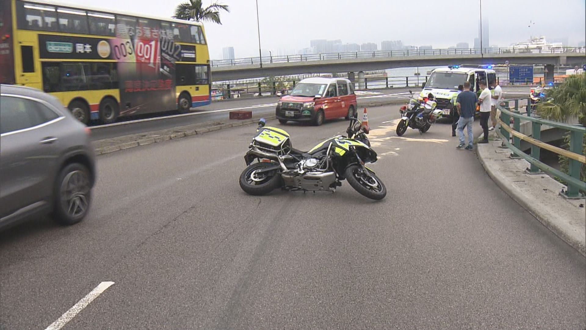 交通警員彎位遇油漬失控倒地傷