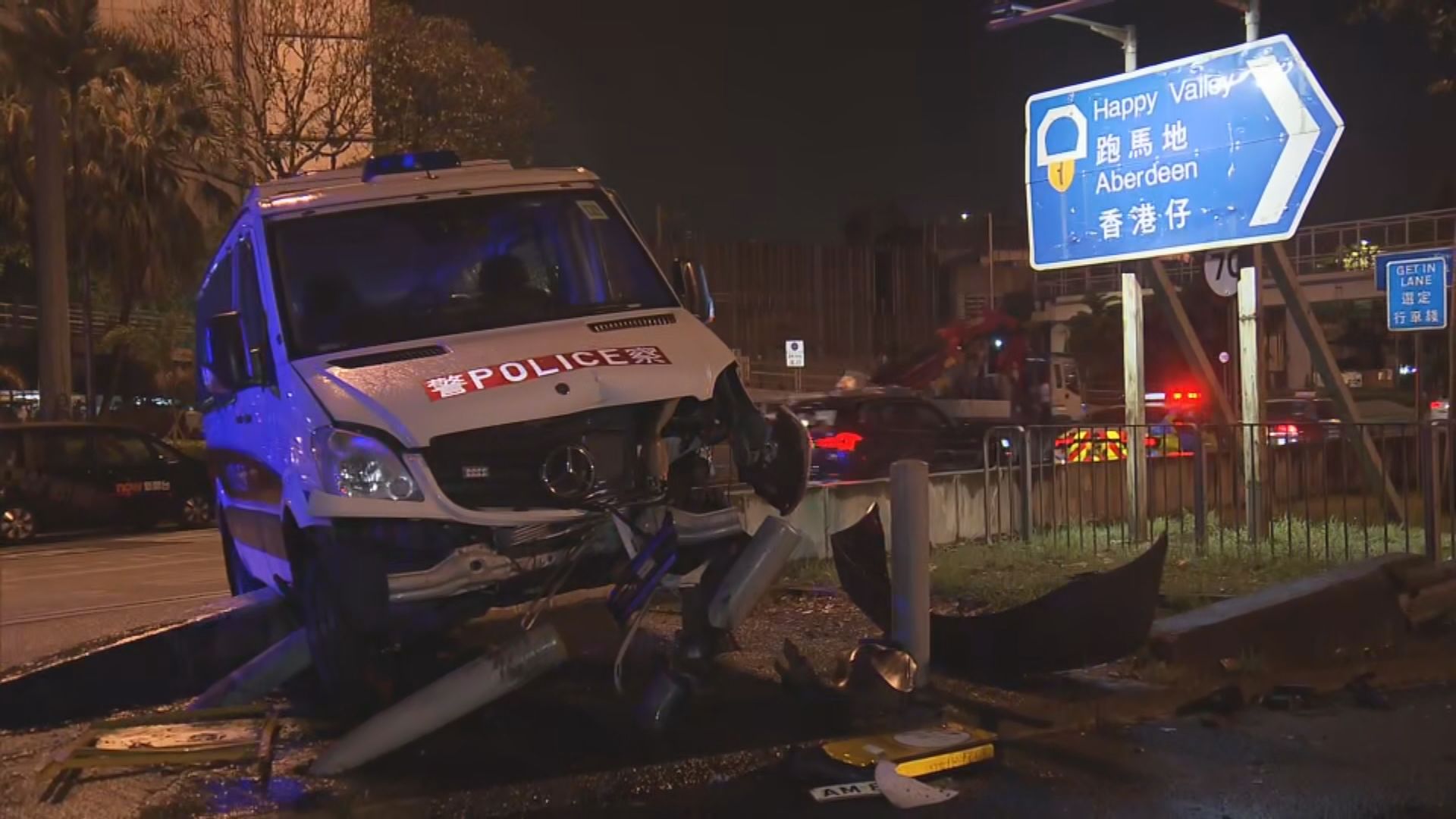灣仔警車失事撞壆　無人受傷