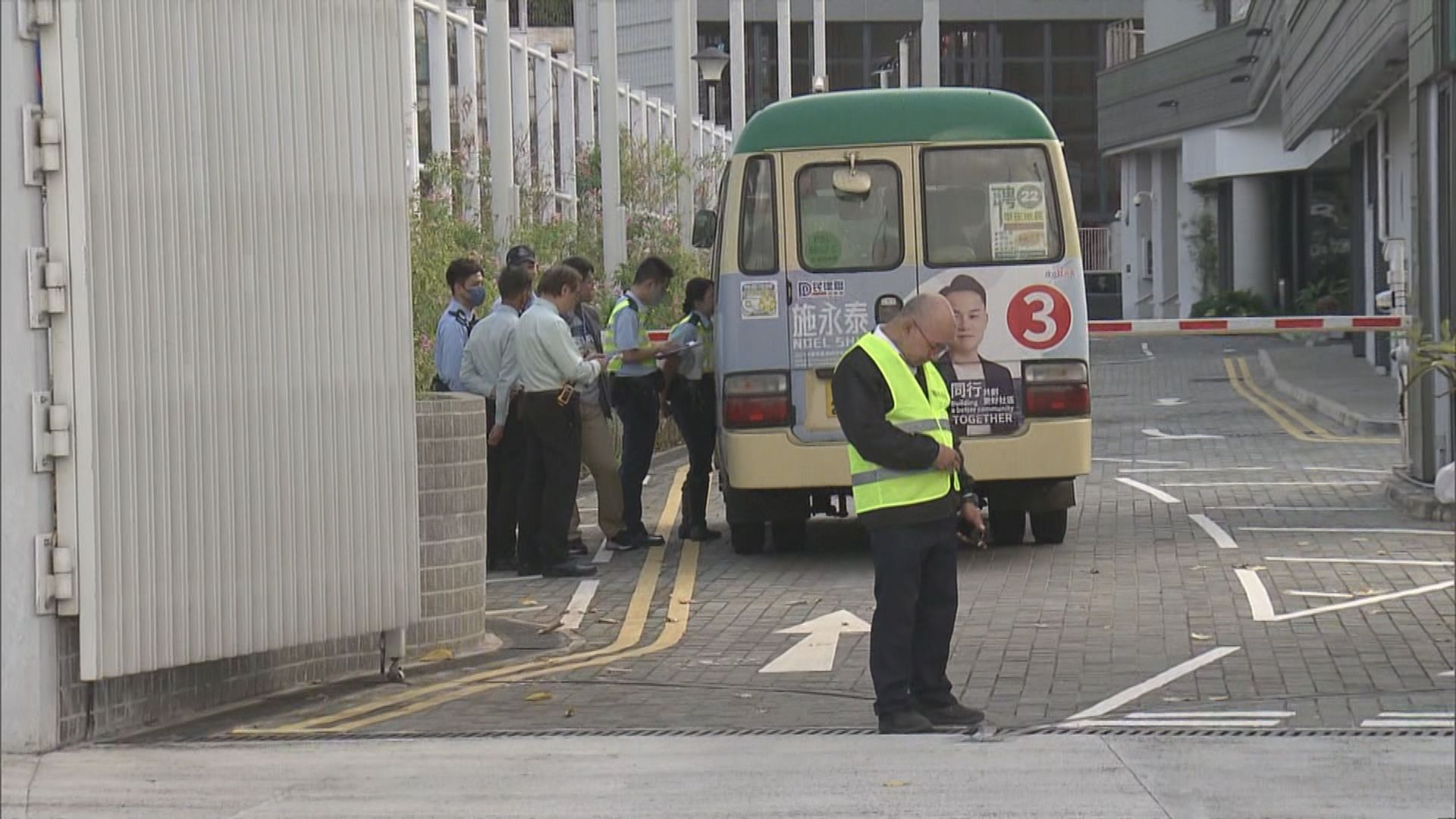 專線小巴撞灣仔警官會所閘杆無人傷