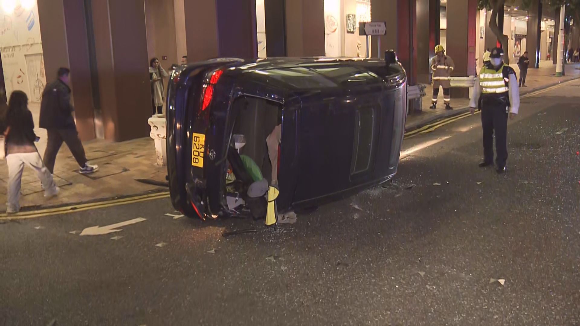 灣仔兩車相撞 三人受傷