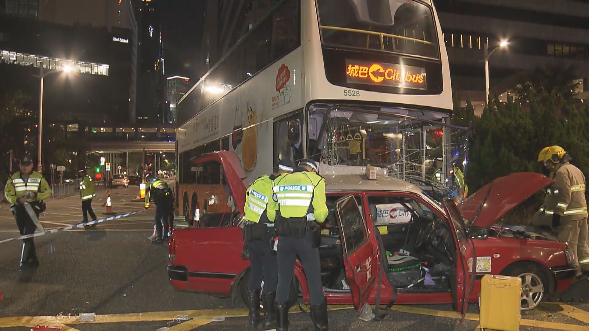 灣仔有巴士與的士相撞 初步一死兩傷