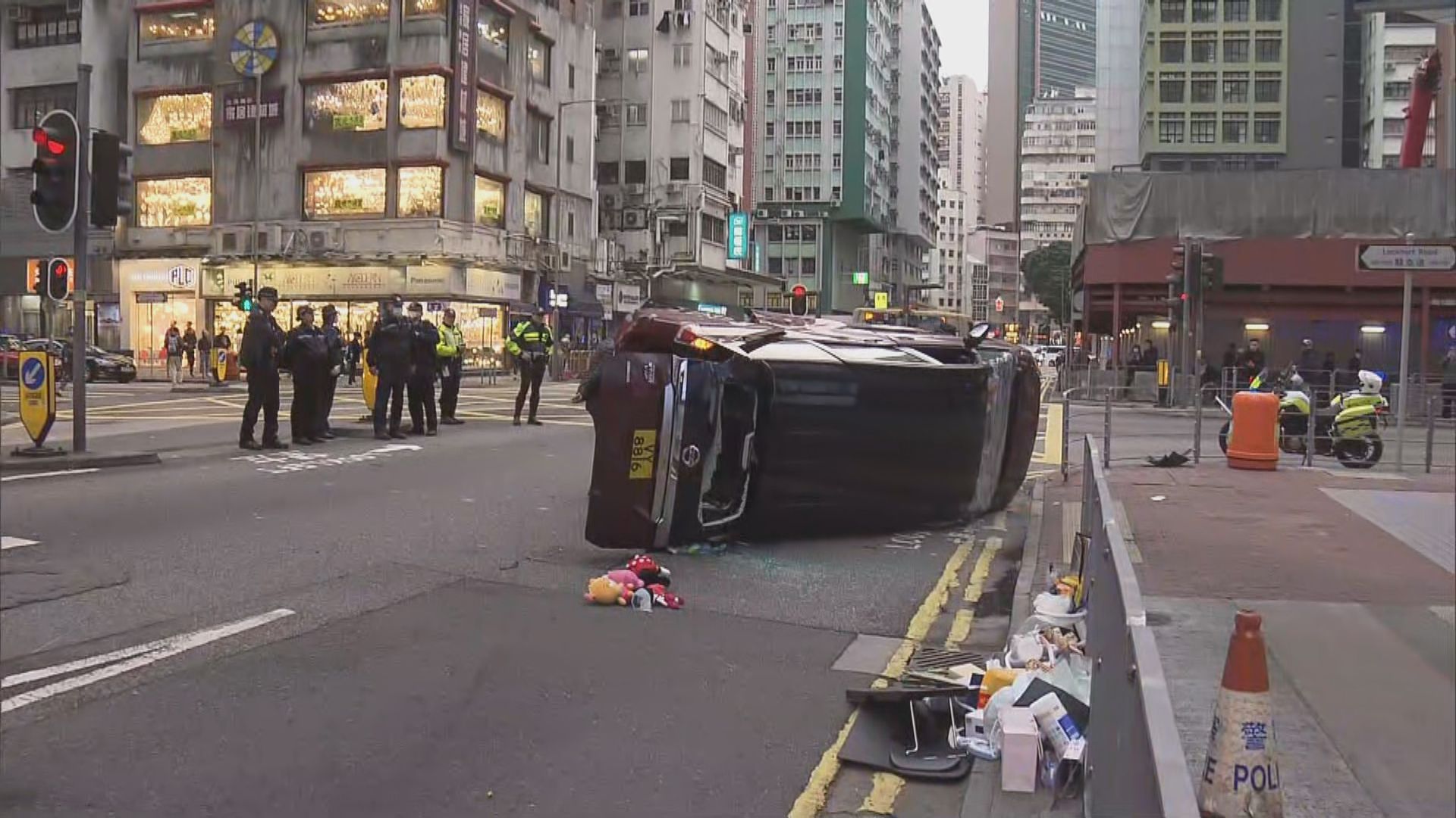 灣仔兩車相撞 兩人受傷送院
