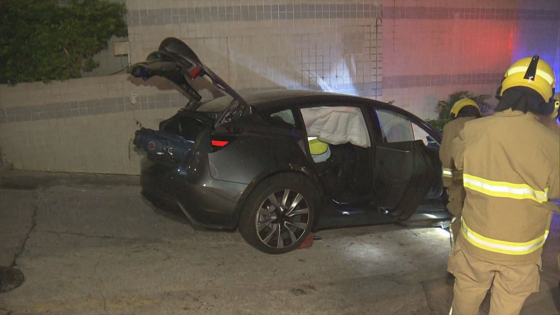 堅尼地道電動車失控撞牆兩人傷