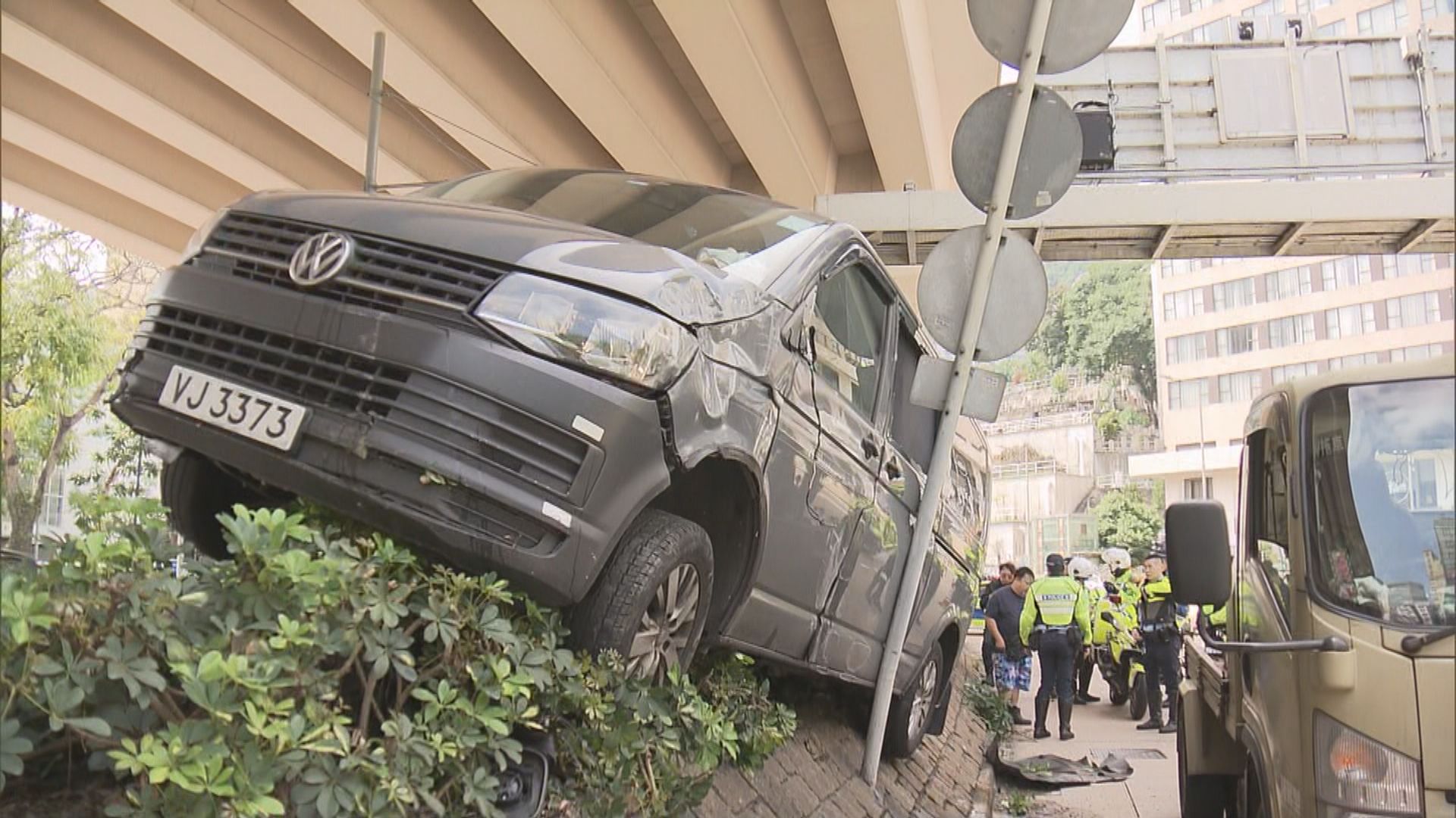 灣仔客貨車失事剷上石壆花槽司機傷