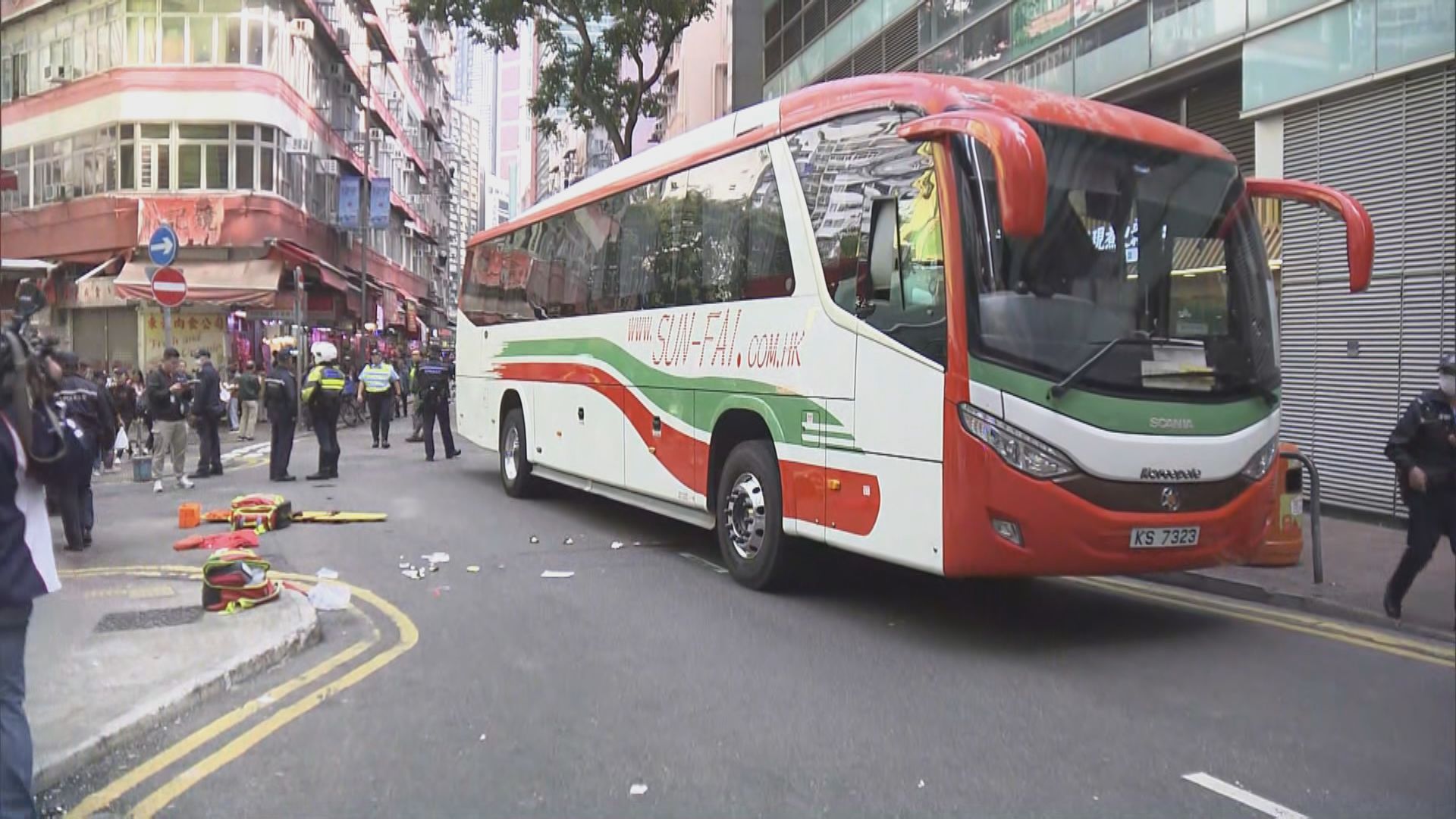 灣仔道女子被旅遊巴撞倒送院不治　司機涉危駕被捕