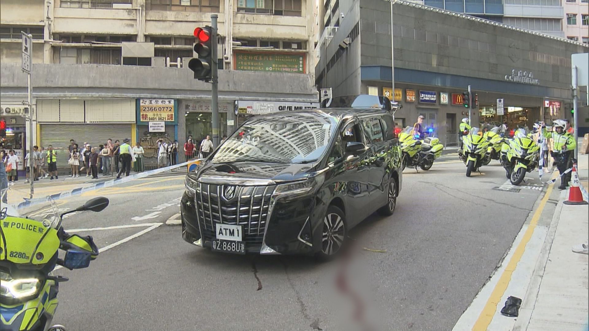 灣仔老翁遭私家車撞到捲入車底　清醒送院