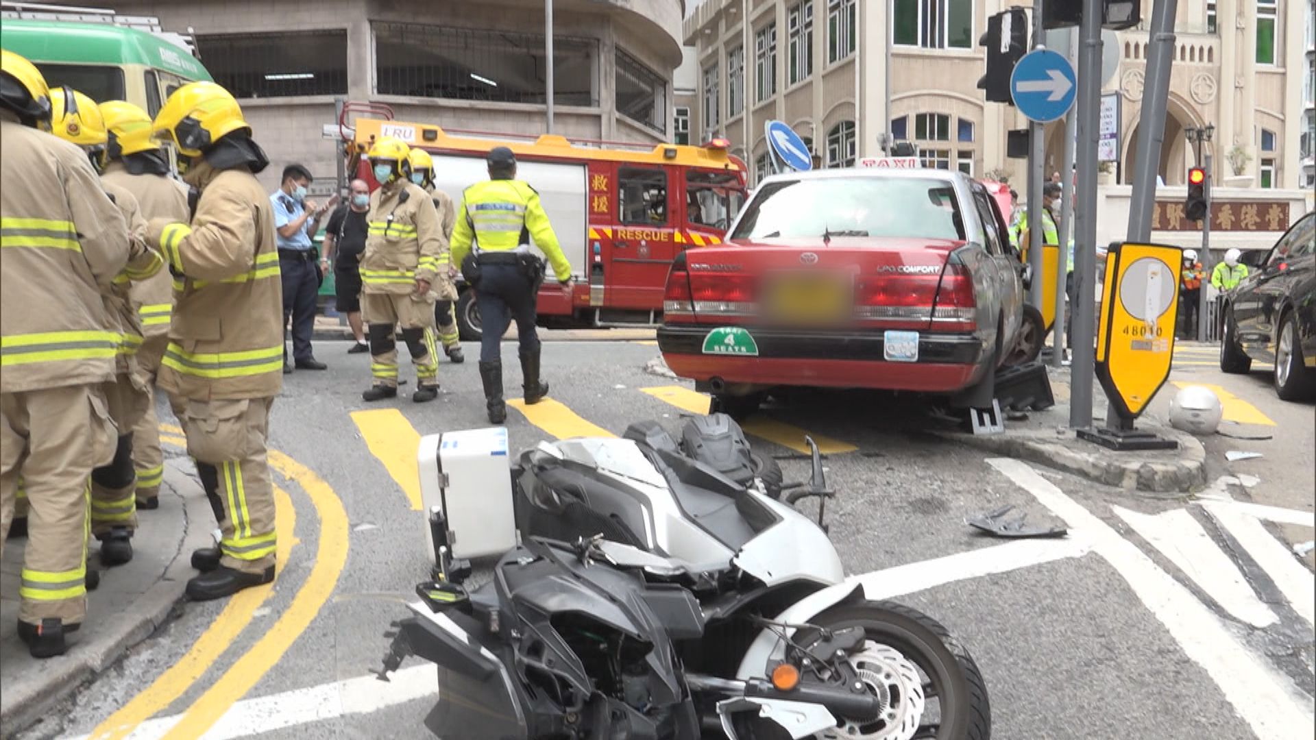西環的士疑切線釀三車相撞兩人送院