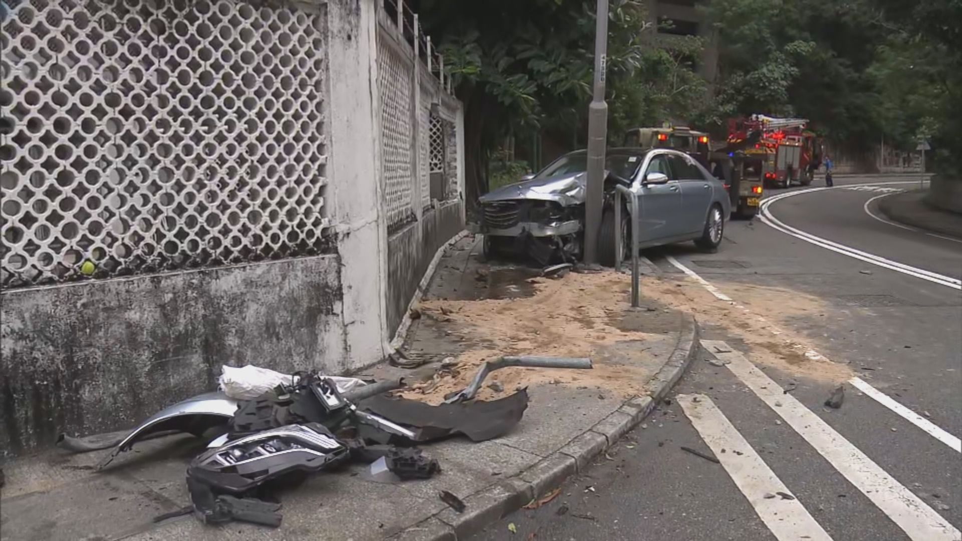 域多利道私家車失控剷行人路　九旬司機一度被困