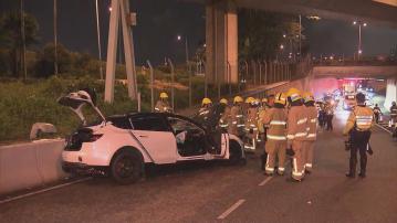 西隧港島出口電動私家車撼欄　司機受傷