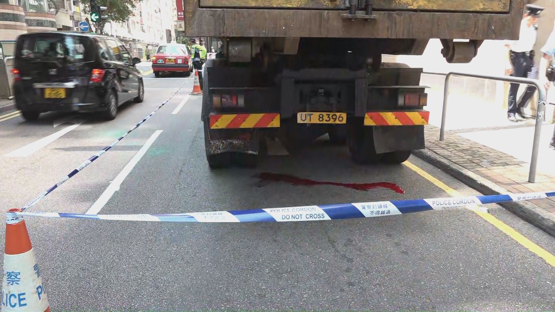 西環一名老婦過馬路被貨車輾斃