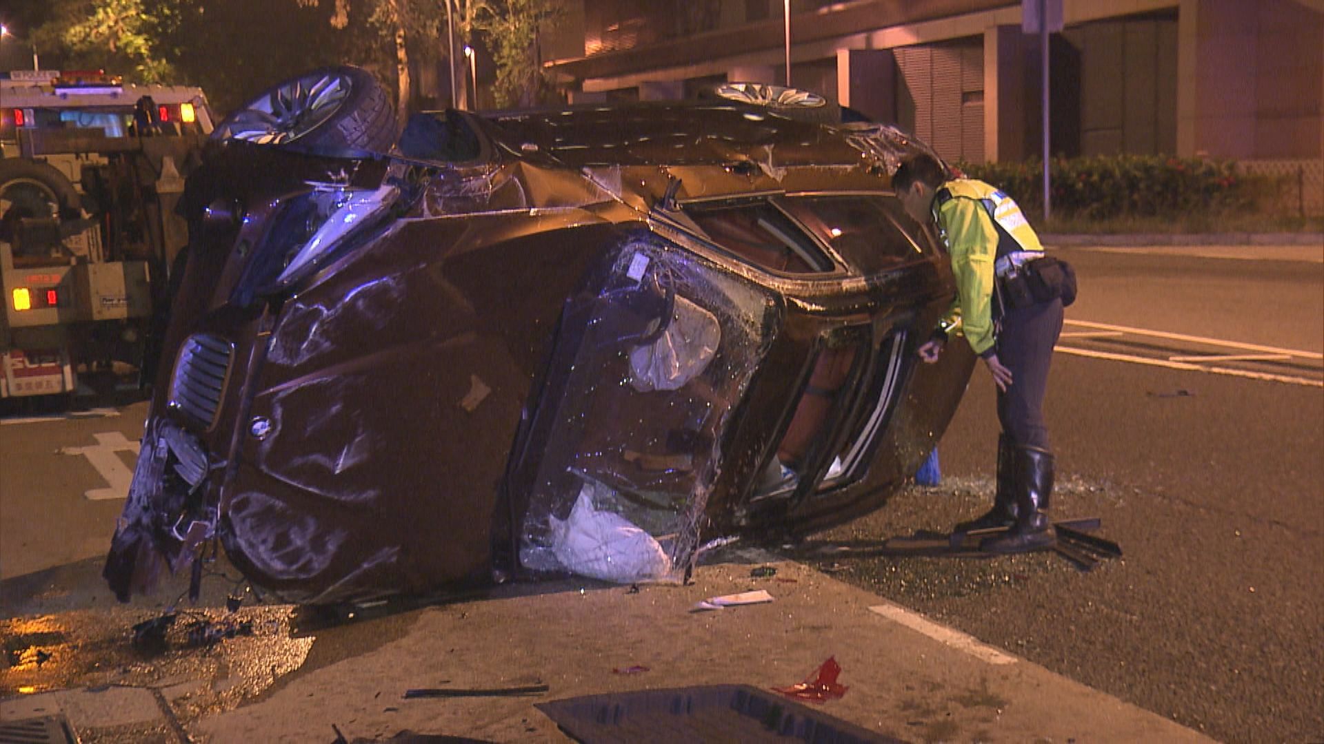 數碼港私家車撞欄翻側釀兩傷