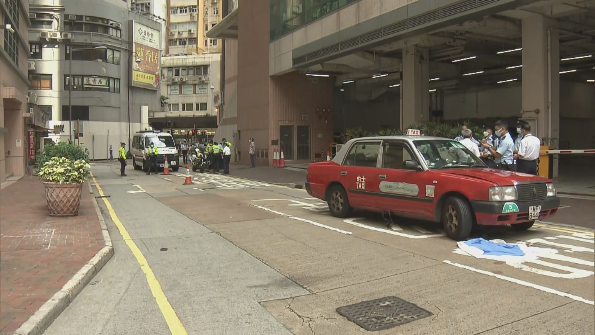 西環的士撞到過路老婦送院後不治