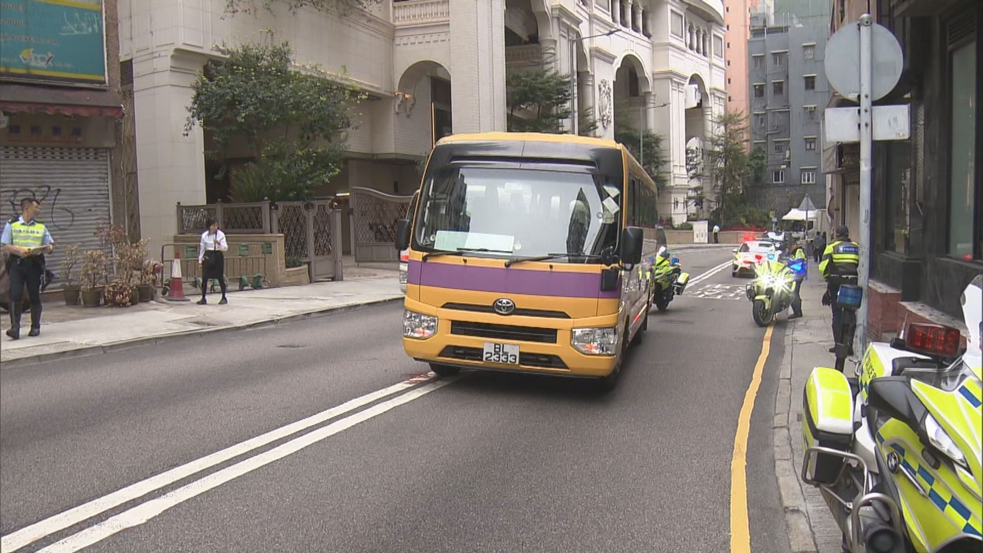 西環男子遭校巴撞到捲入車底　重創昏迷送院