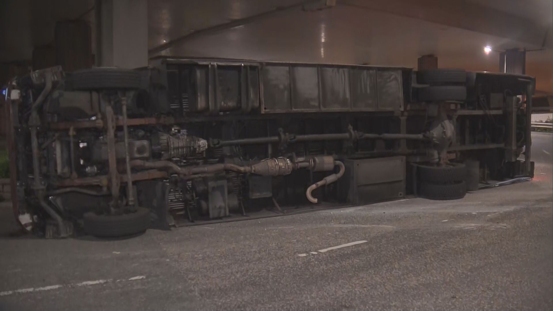 西九龍貨車翻側 無人受傷