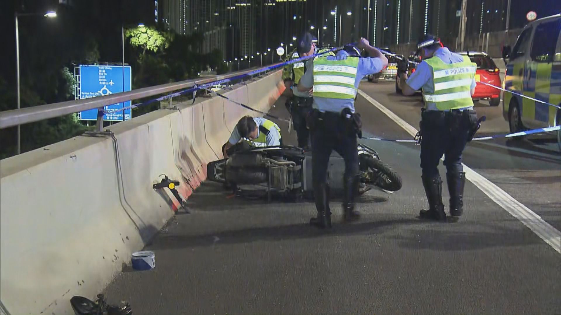西九龍公路私家車撼電單車釀一傷