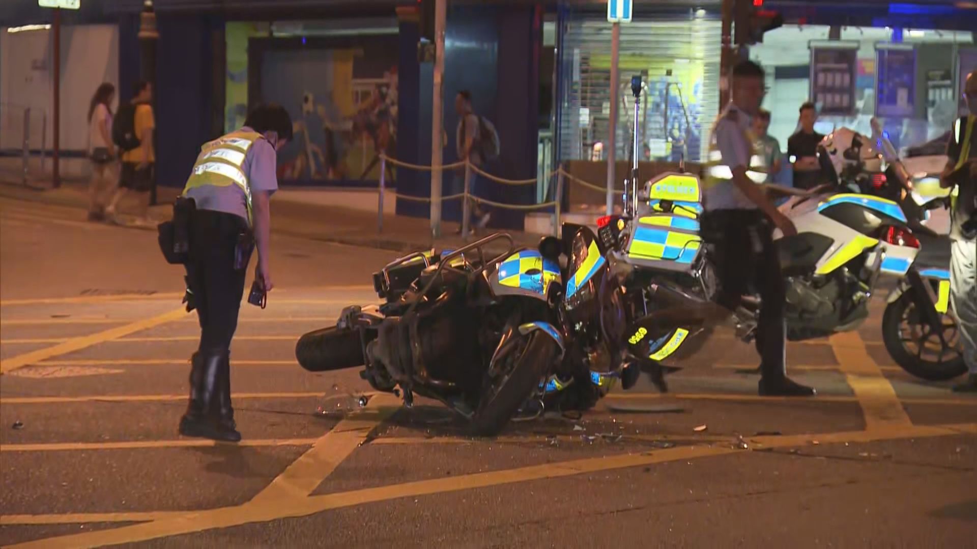 油麻地交通警處理車禍途中與的士相撞受傷