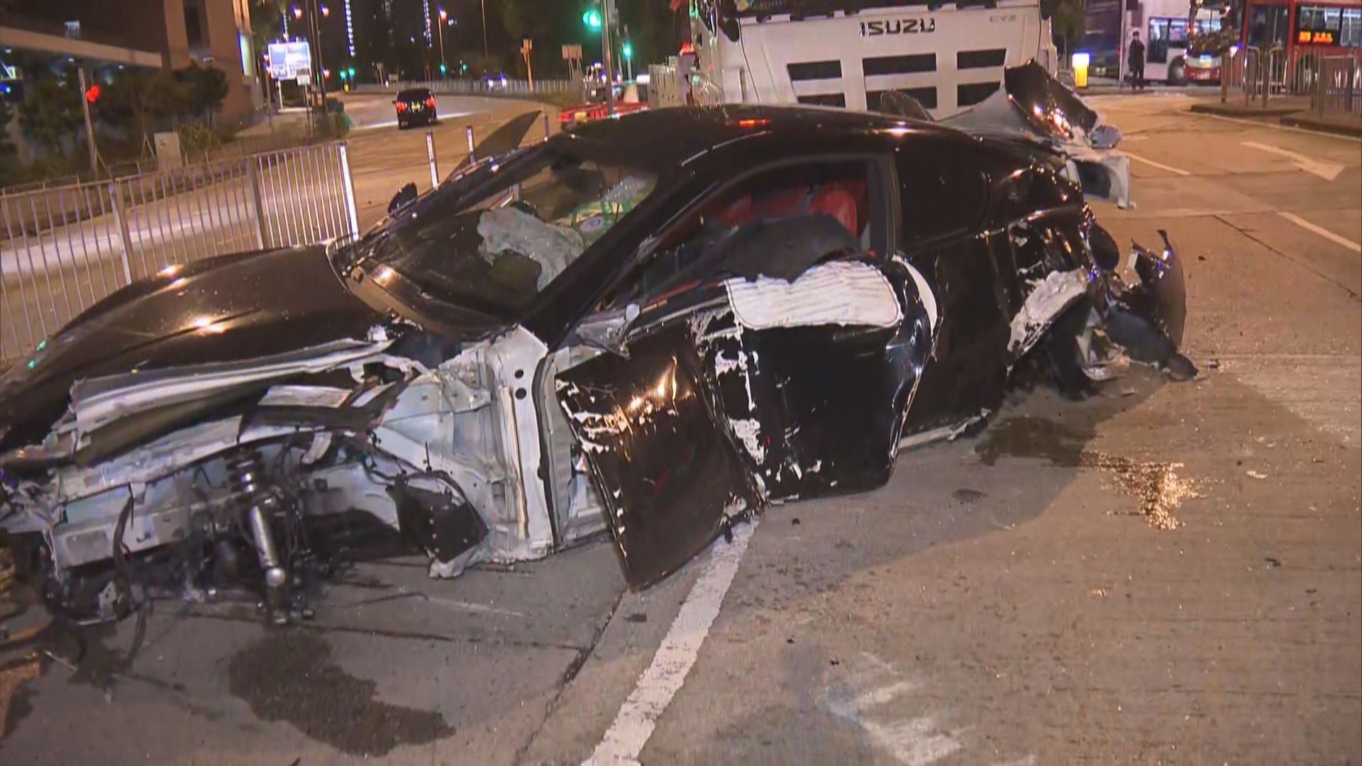 黃大仙私家車失控越線撼的士小巴　釀三傷