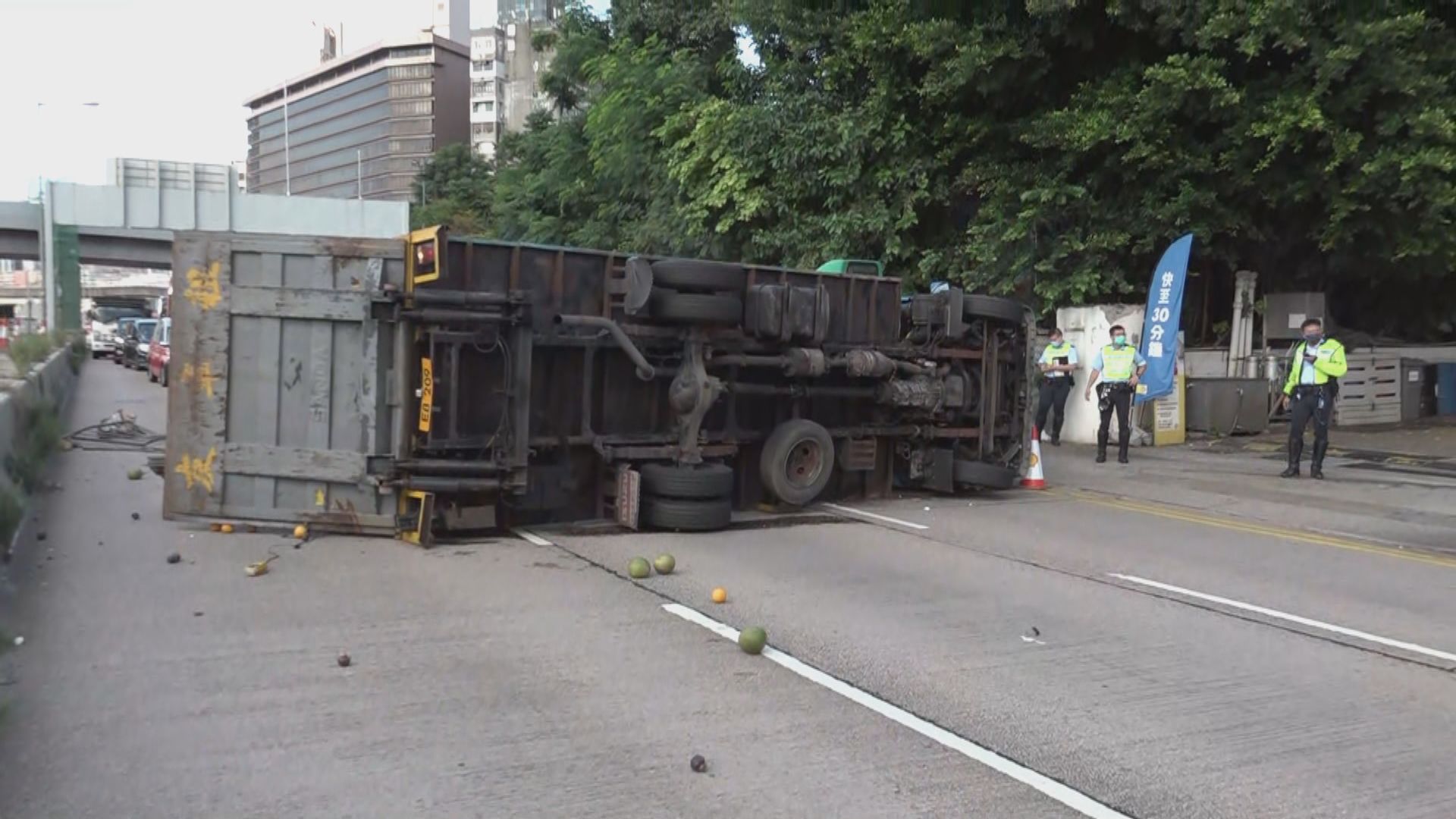 黃大仙運載水果貨車撞欄翻側司機傷