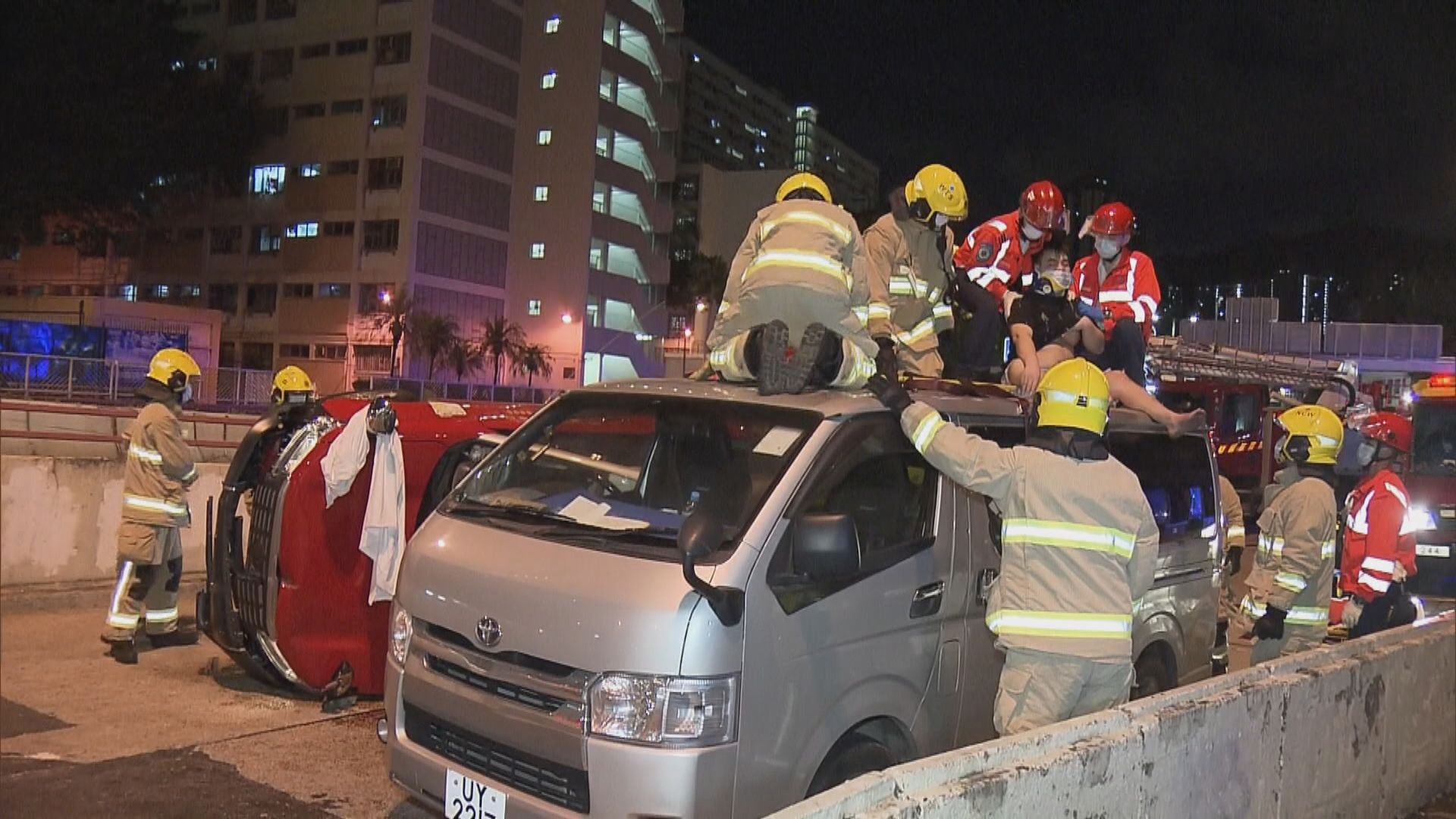 黃大仙的士失控翻側　兩人受傷被困