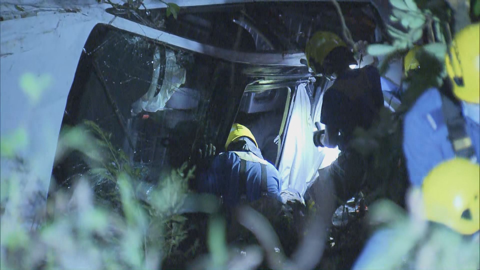 飛鵝山道私家車衝落山坡四人傷