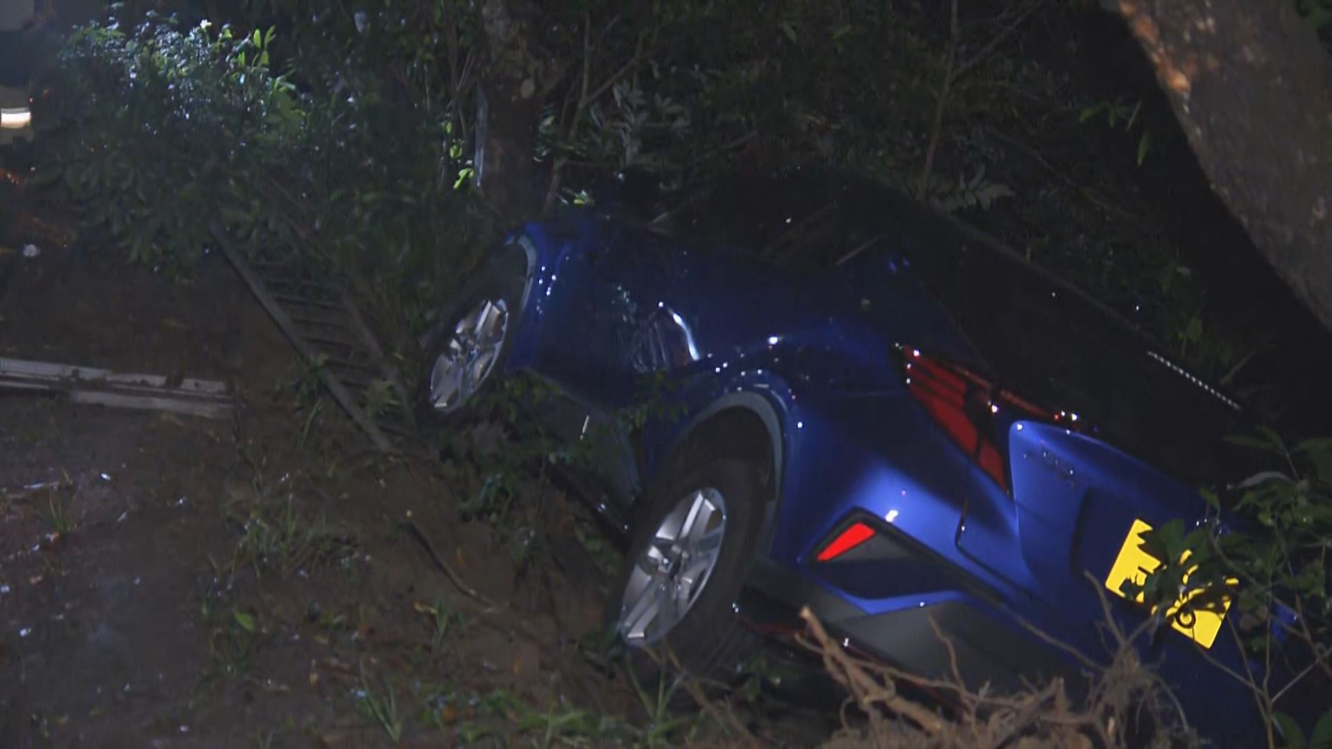 黃大仙扎山道私家車墮山坡司機輕傷