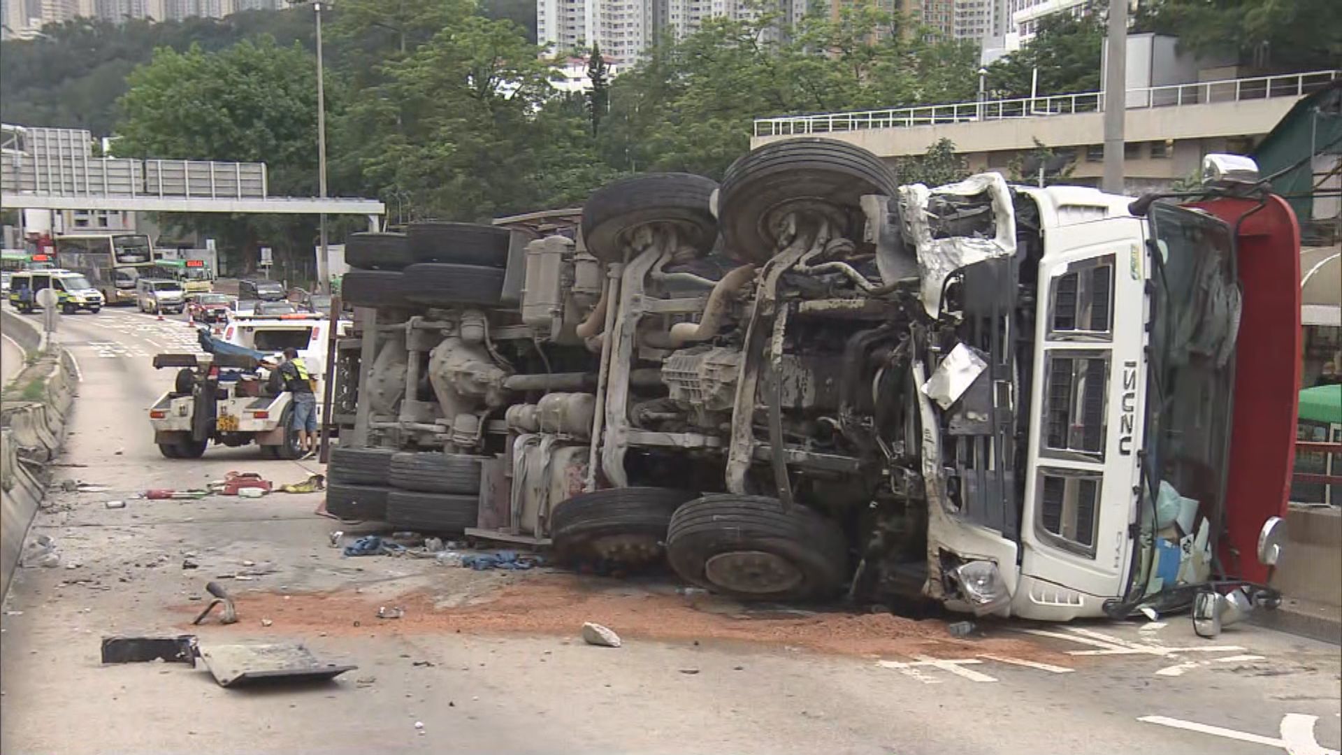 龍翔道吊臂車翻側往觀塘方向擠塞