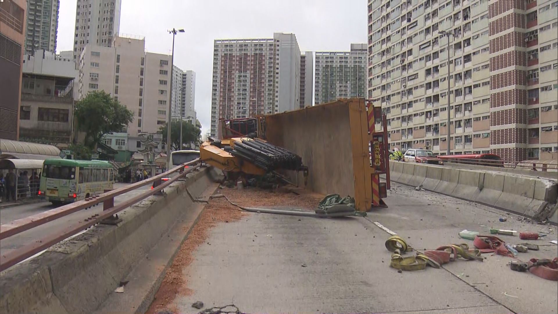 龍翔道天橋往觀塘方向全線封閉約四小時後解封