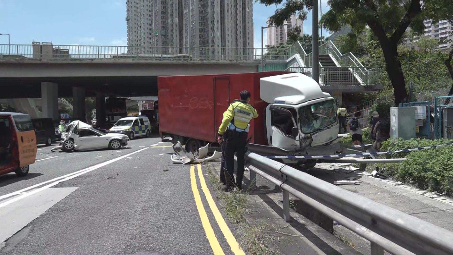 黃大仙龍翔道5車相撞6人輕傷　東行線一度全線封閉