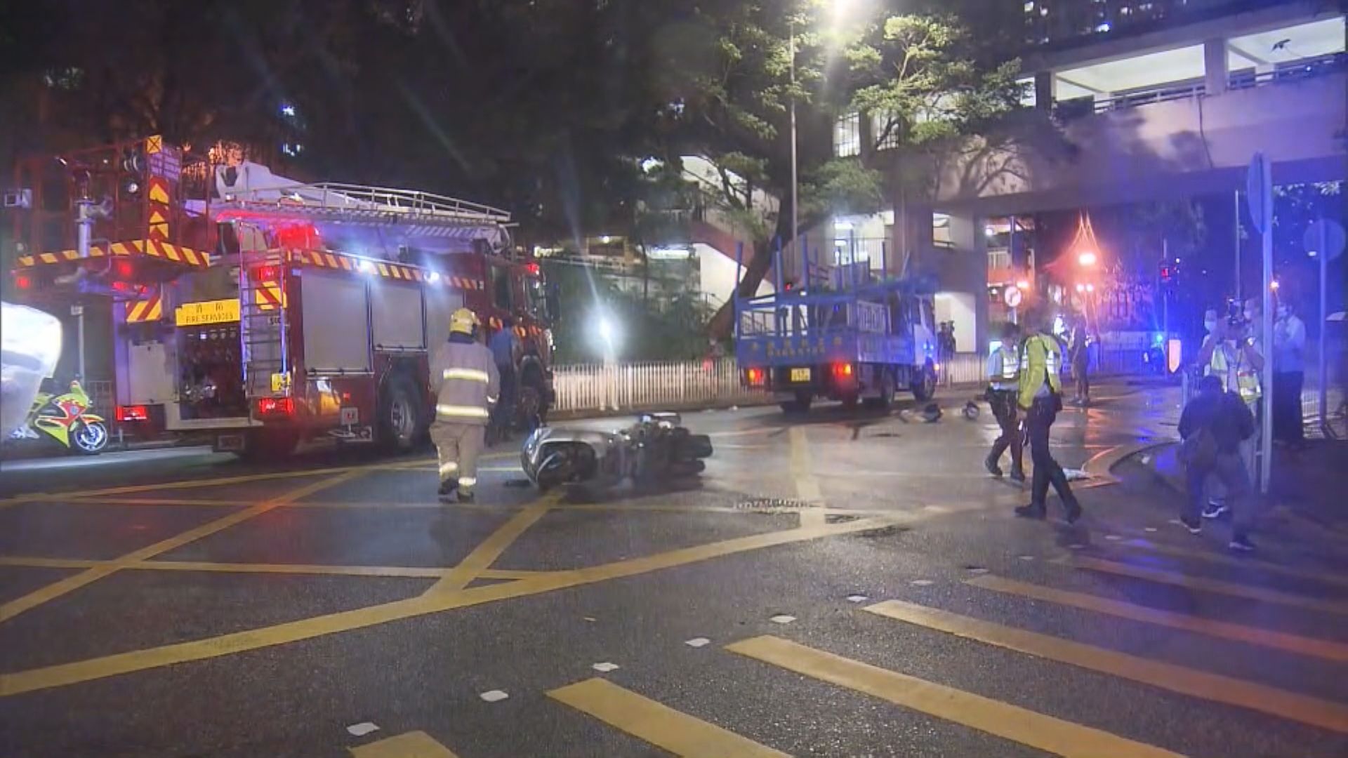 黃大仙有貨車與電單車相撞　電單車女乘客捲車底昏迷送院