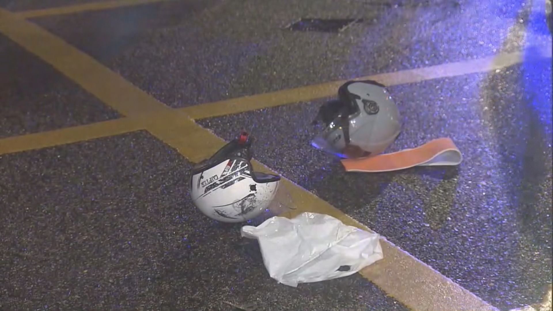 黃大仙有貨車與電單車相撞　電單車女乘客捲車底送院不治