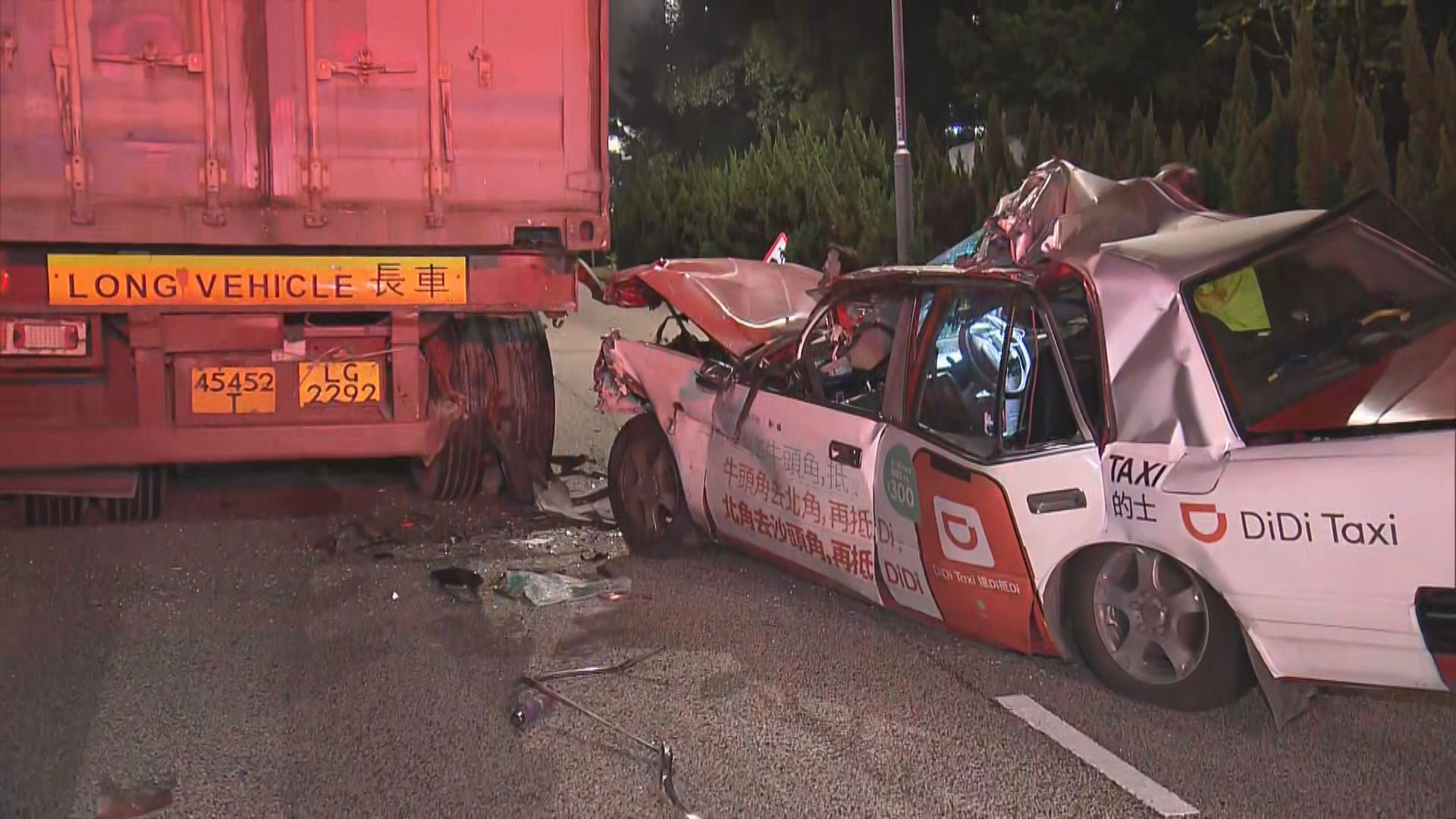 黃大仙的士撼貨櫃車 兩人受傷被困