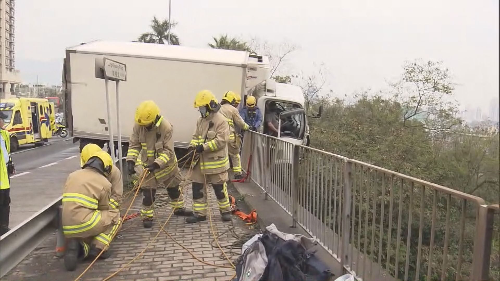 龍翔道貨車撞欄險墮山2人一度被困