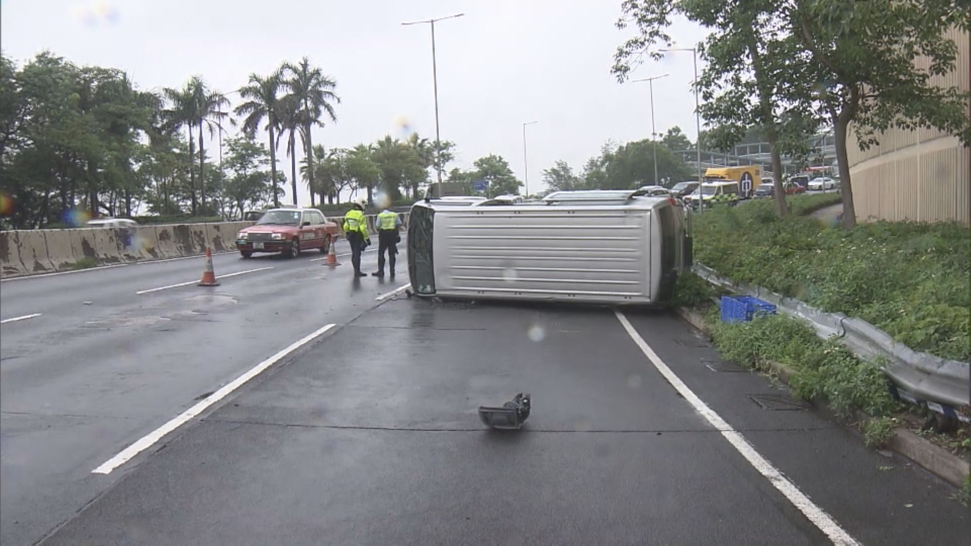 龍翔道客貨車撞欄翻側司機逃去