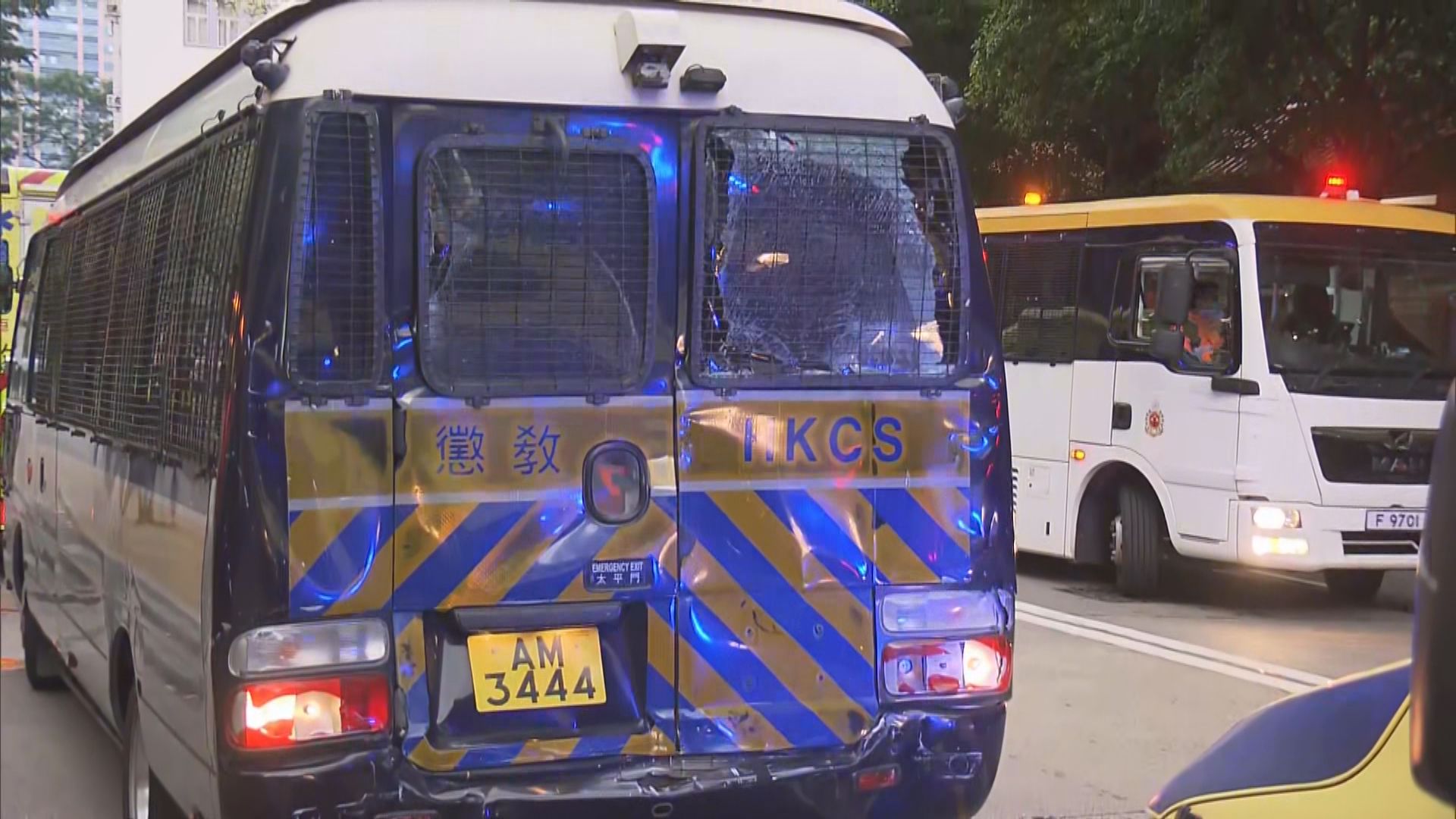 黃大仙油罐車與懲教署車輛相撞10人傷