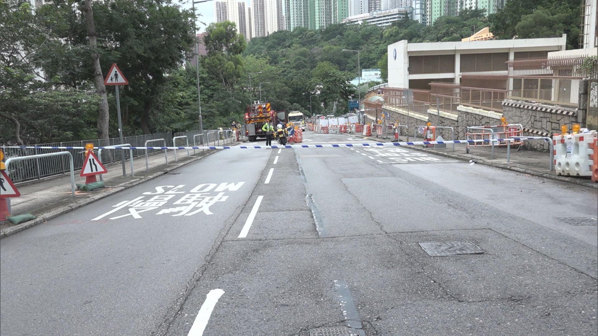 油塘貨車疑未拉手掣衝落山坡　一人傷一狗亡