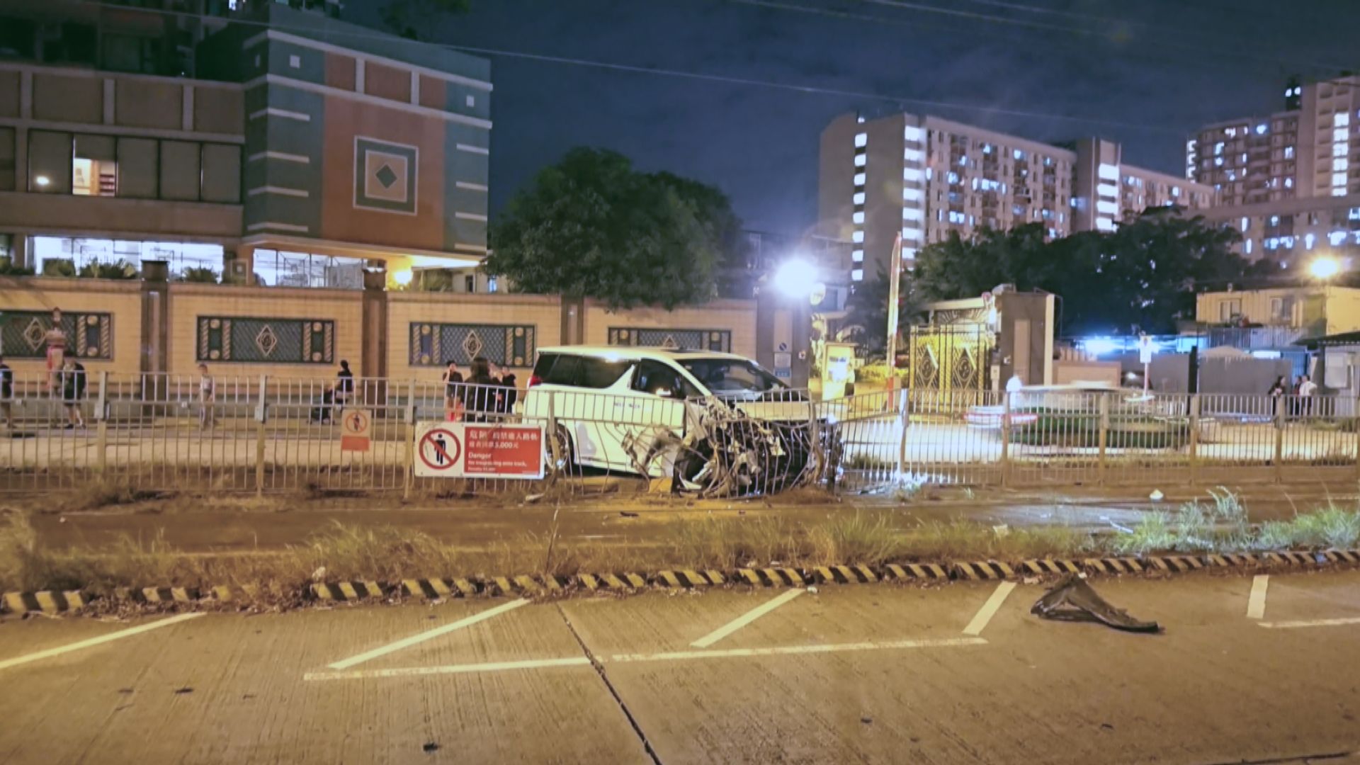 私家車失事鏟向輕鐵路軌　列車服務一度受阻