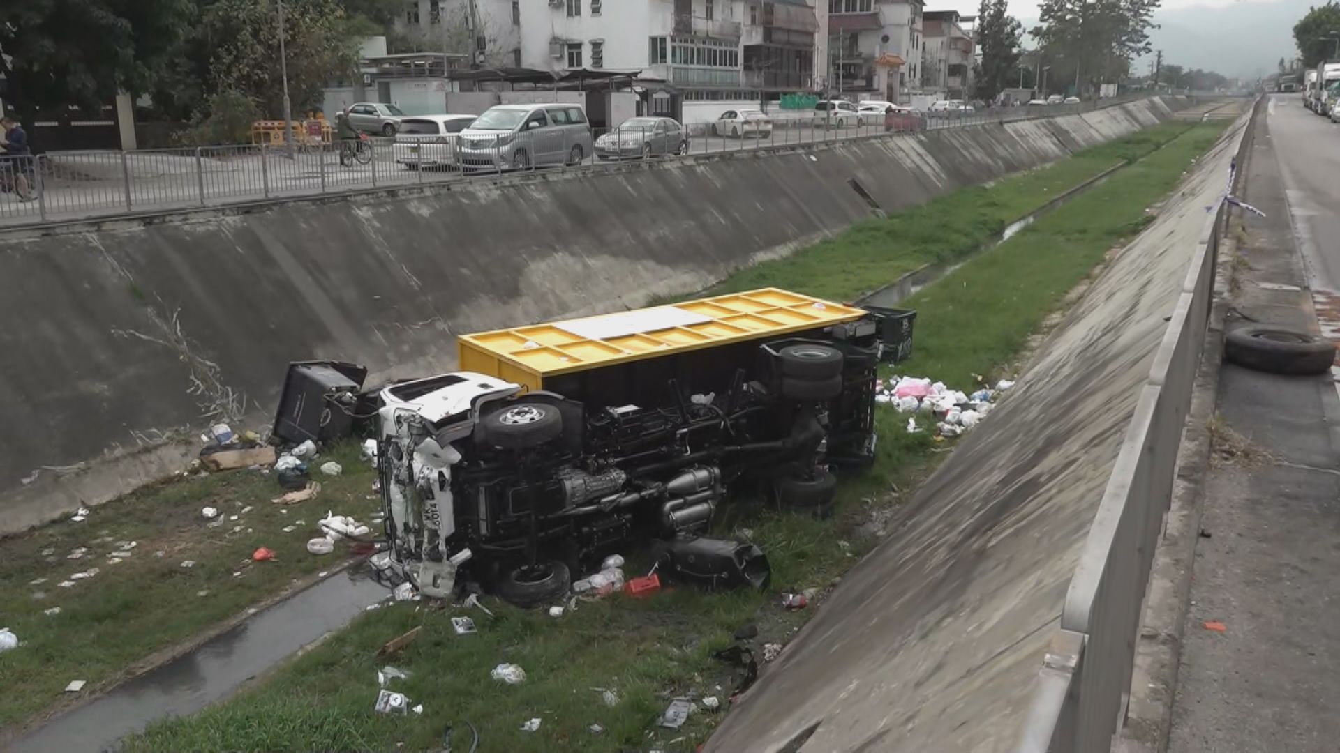元朗垃圾車與客貨車相撞後墮渠四人傷
