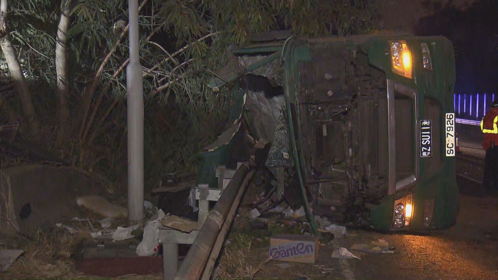 八鄉青朗公路貨櫃車翻側司機亡