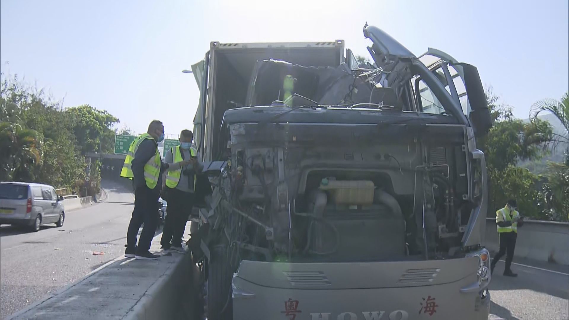 元朗有貨櫃車撞隔音屏　司機拋出車外受傷