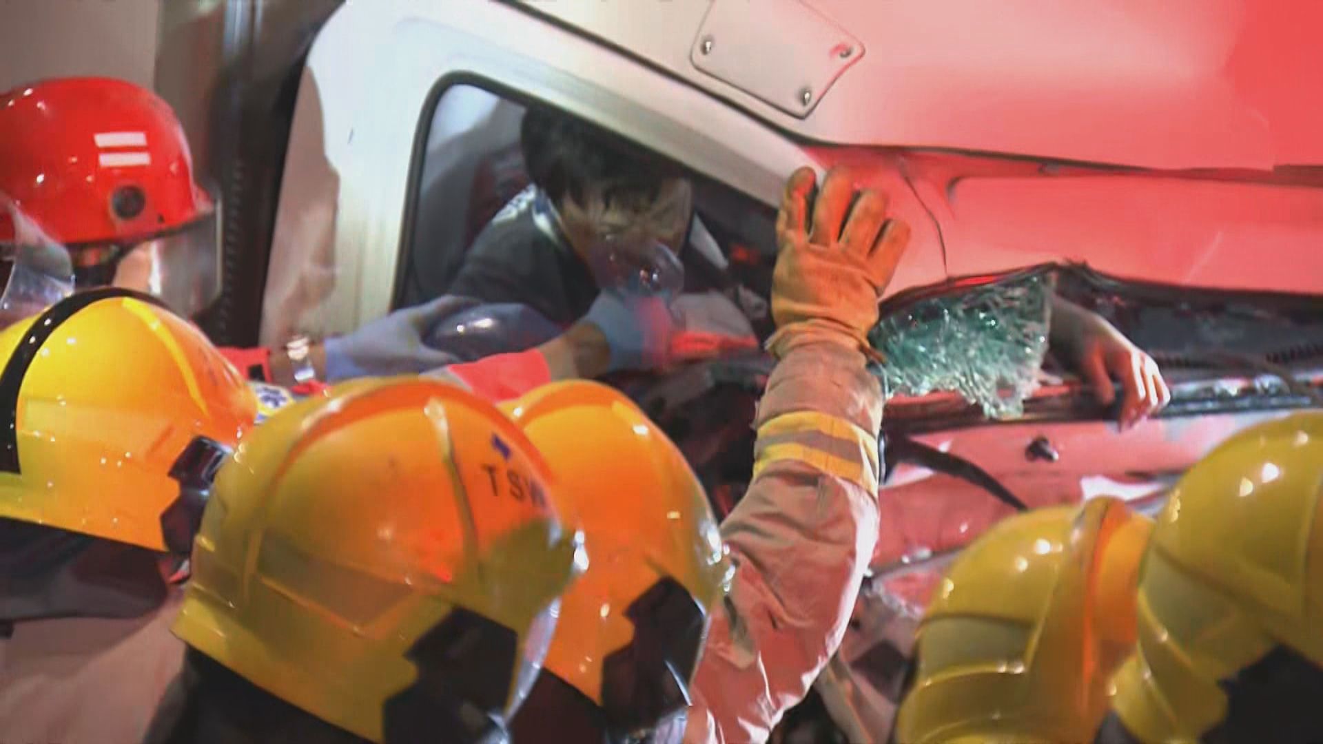 元朗公路車禍貨車司機受傷被困