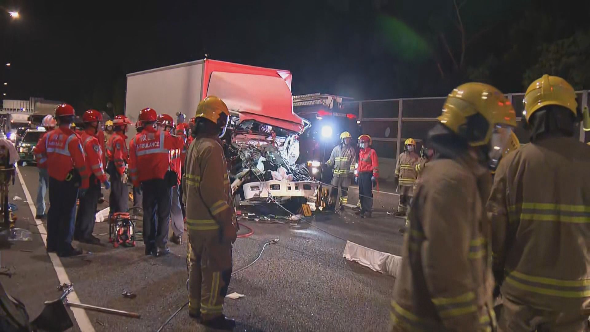 元朗公路兩貨車相撞　一司機亡