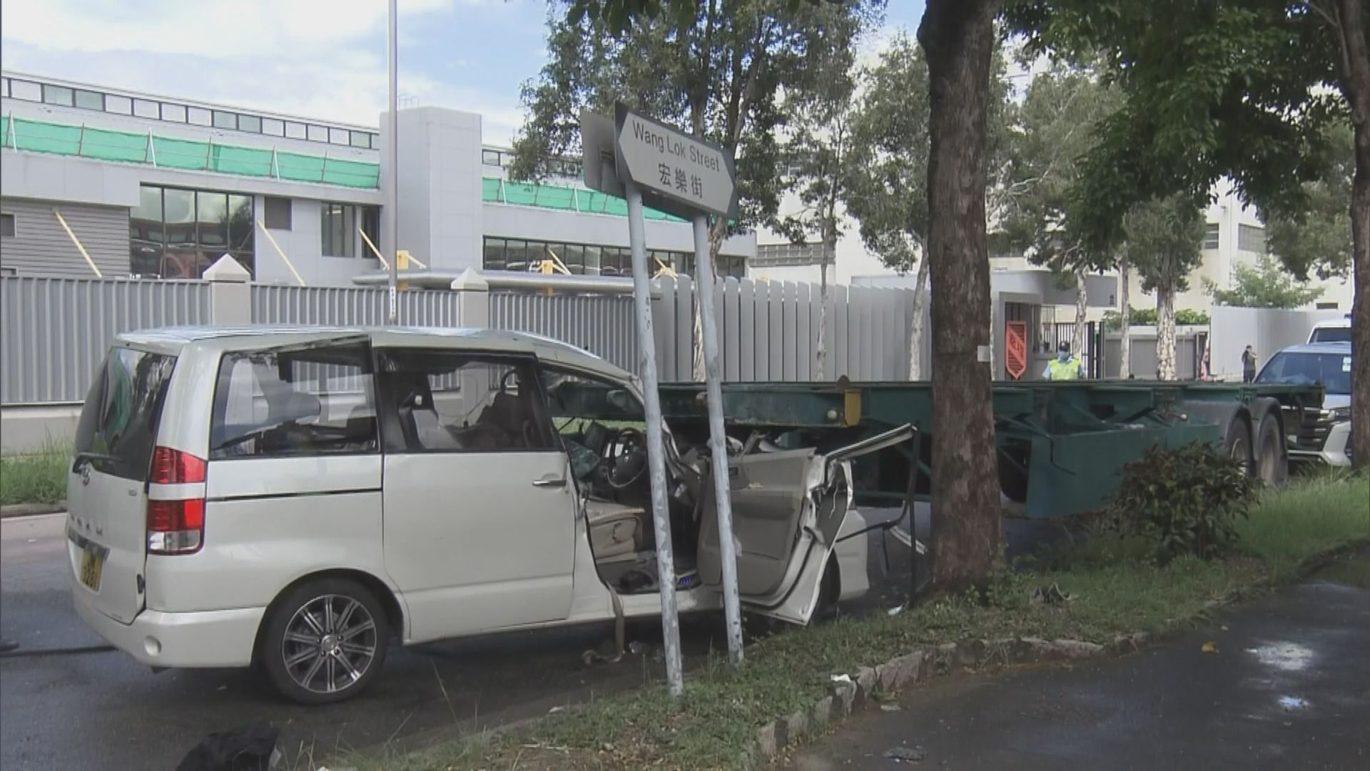 元朗七人車失控撞路邊貨櫃拖架　司機不治