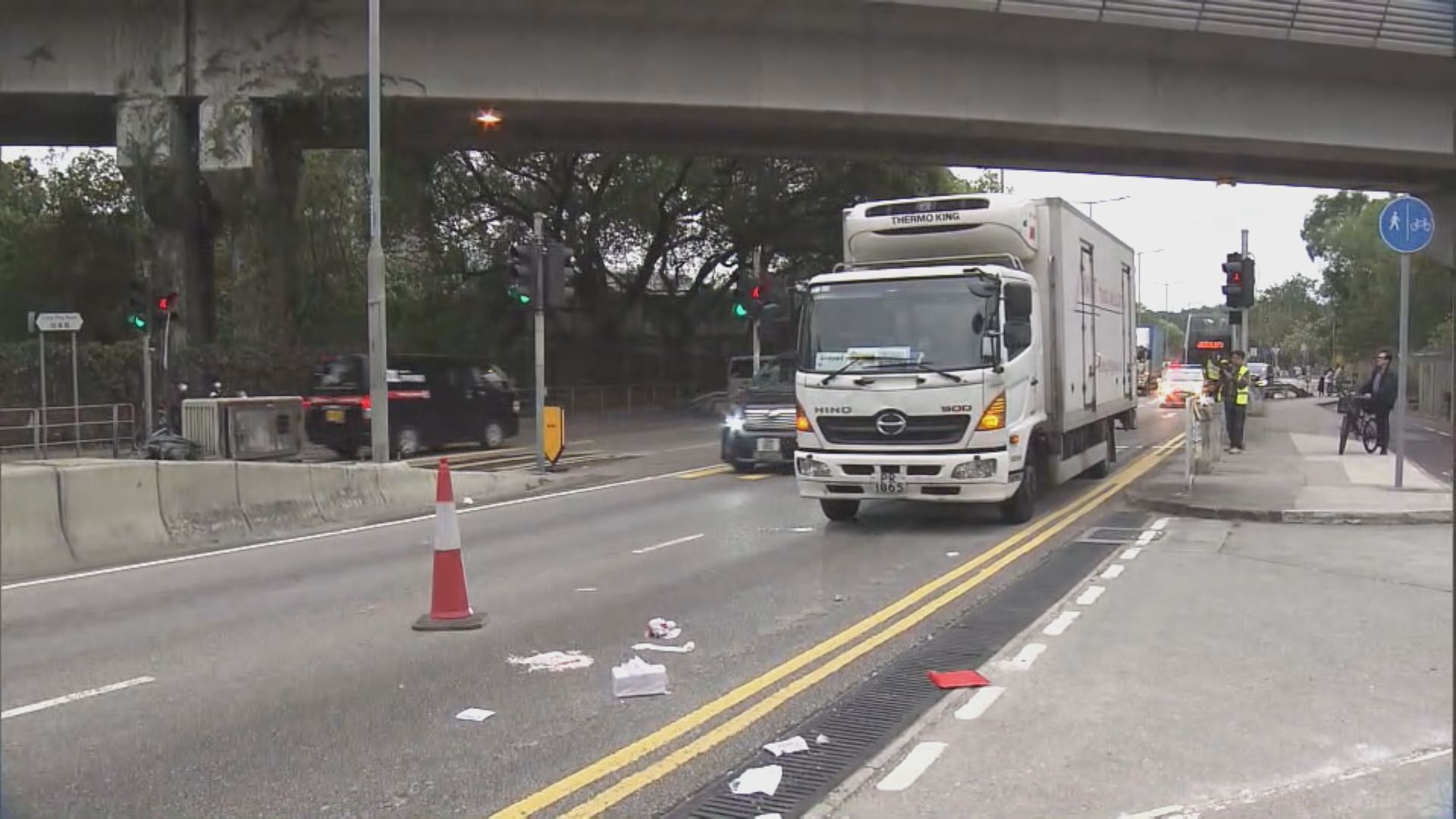 六旬漢元朗騎單車與貨車相撞 昏迷送院