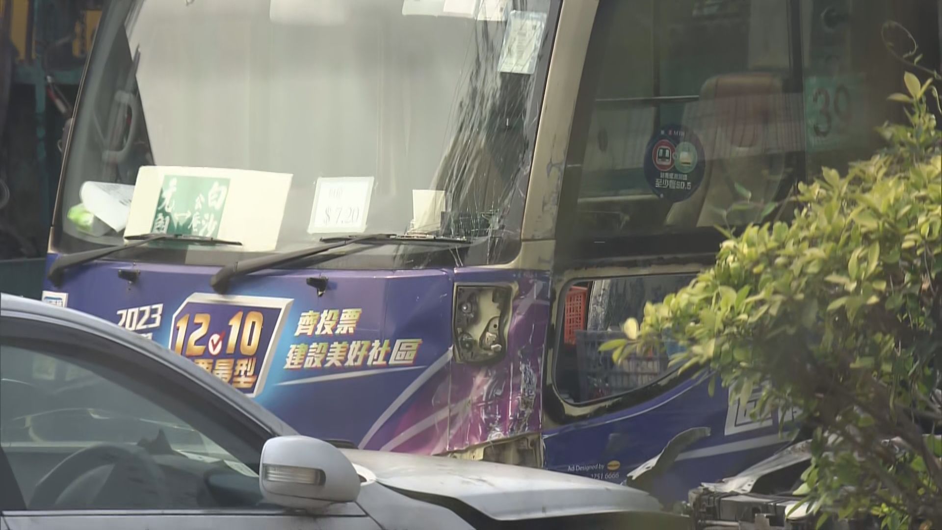 元朗小巴10分鐘連撞三車 司機涉危駕被捕