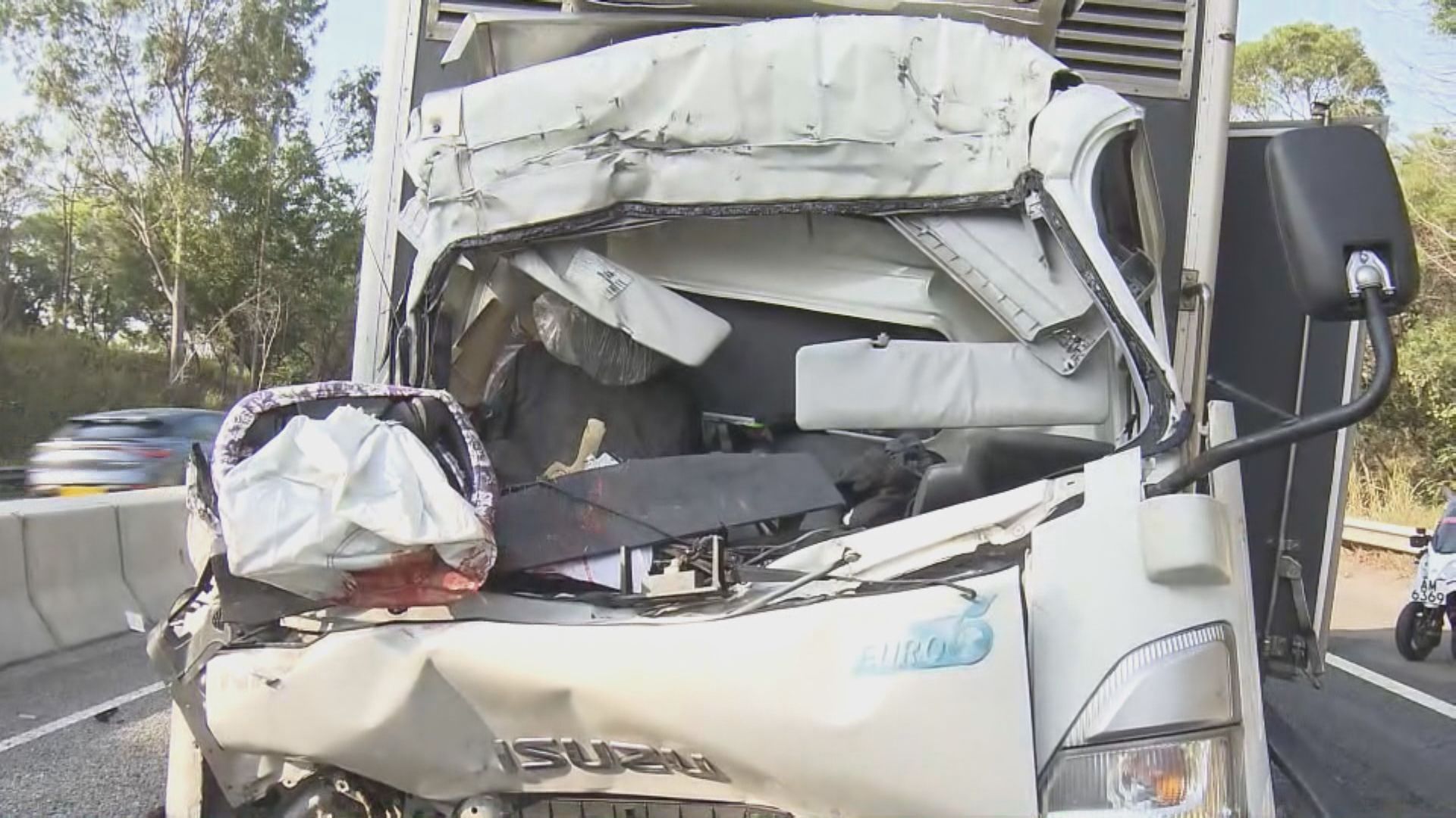 元朗公路發生七車相撞　一名貨車司機送院搶救不治